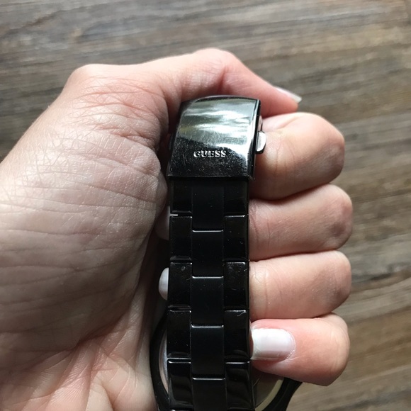 🖤 Women’s Black GUESS Watch | Pre-Loved | Needs Battery - Picture 7 of 9